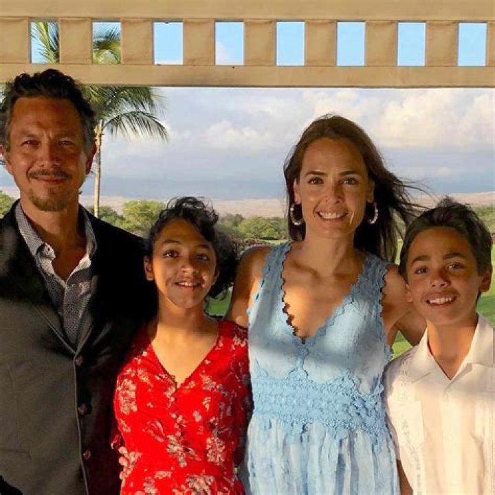 A family man and a successful actor Benjamin Bratt! Is his family the setback in his career? Also know more about his career!!