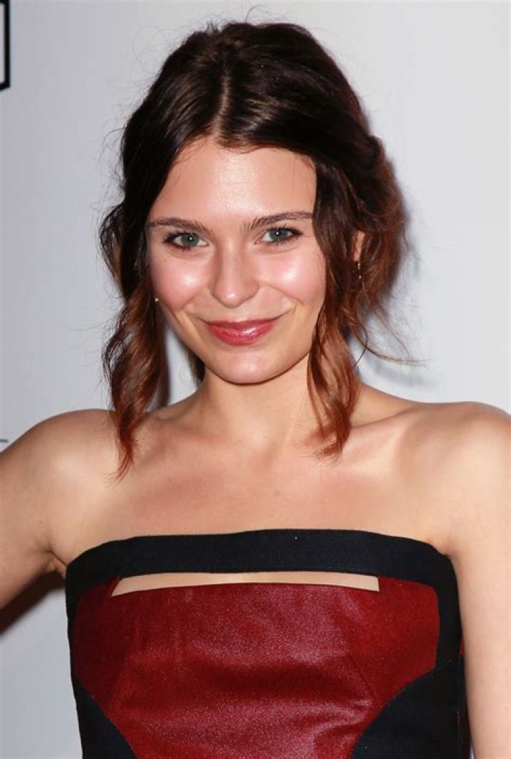 Alexandra Krosney Height - CelebsHeight.org