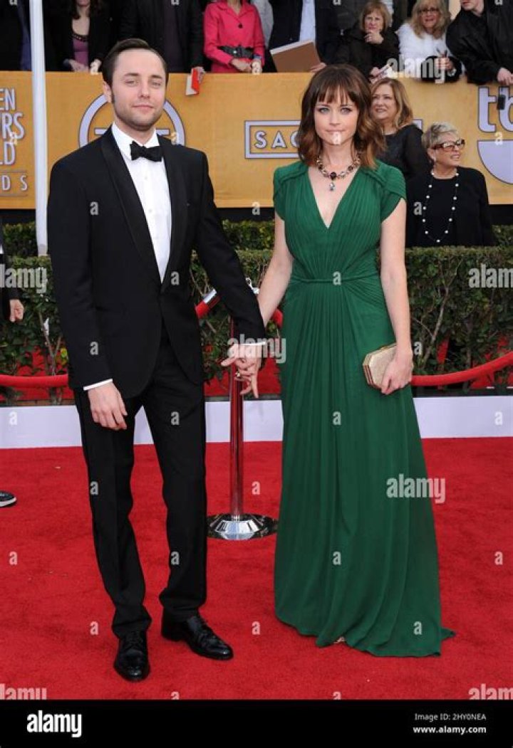 Alexis Bledel & Vincent Kartheiser are engaged, she’s flashing a ‘huge’ rock