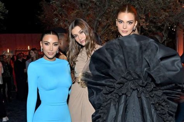 All about the juicy bathroom talks of BFF Hailey Baldwin and Kendall Jenner!