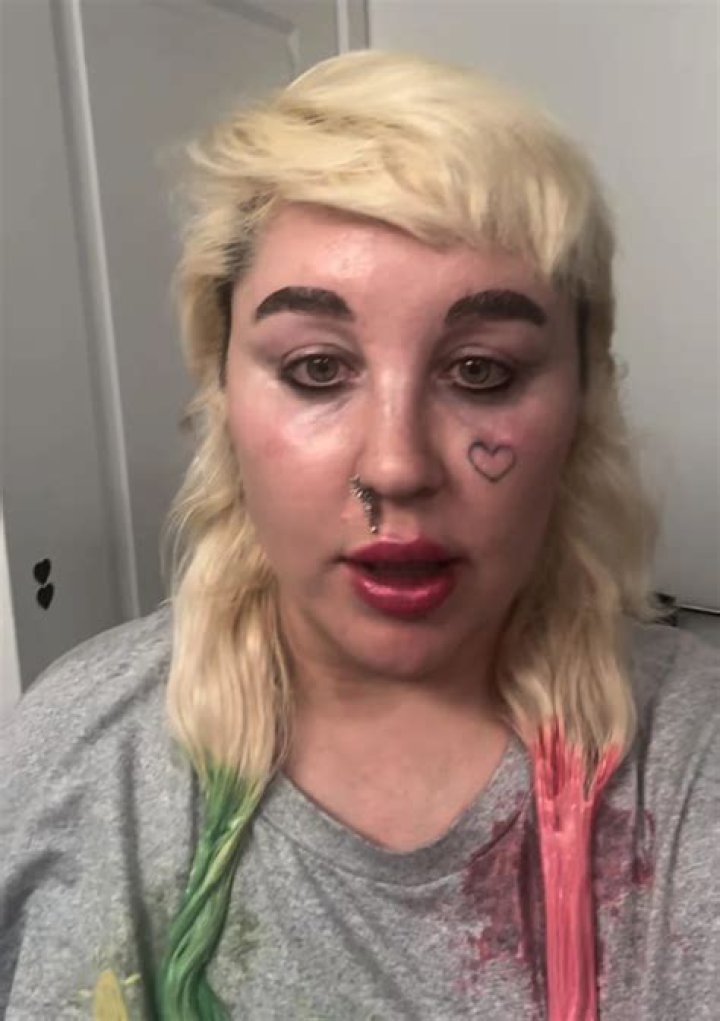 Amanda Bynes claims only ugly people say she’s crazy, ‘I only have hot friends’