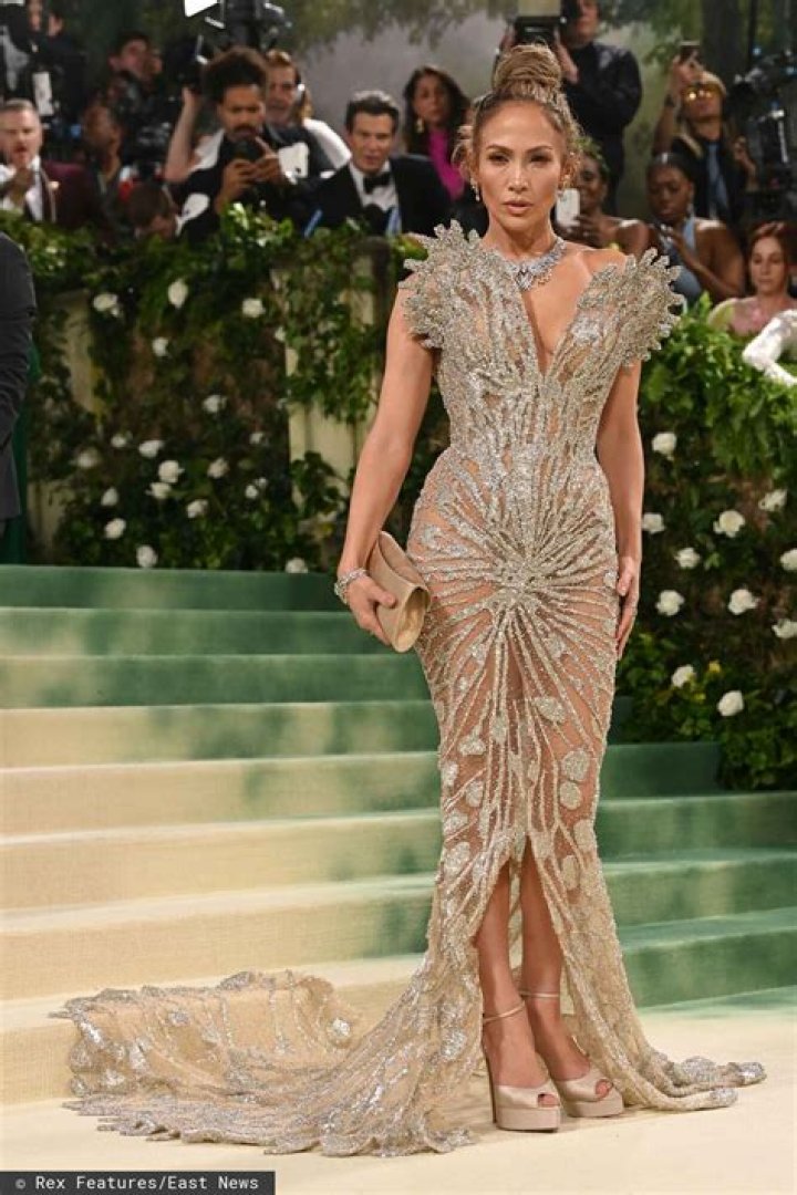 Amfar Gala fashion: Jennifer Lopez, Sparkle Boobs & corpsey styling!