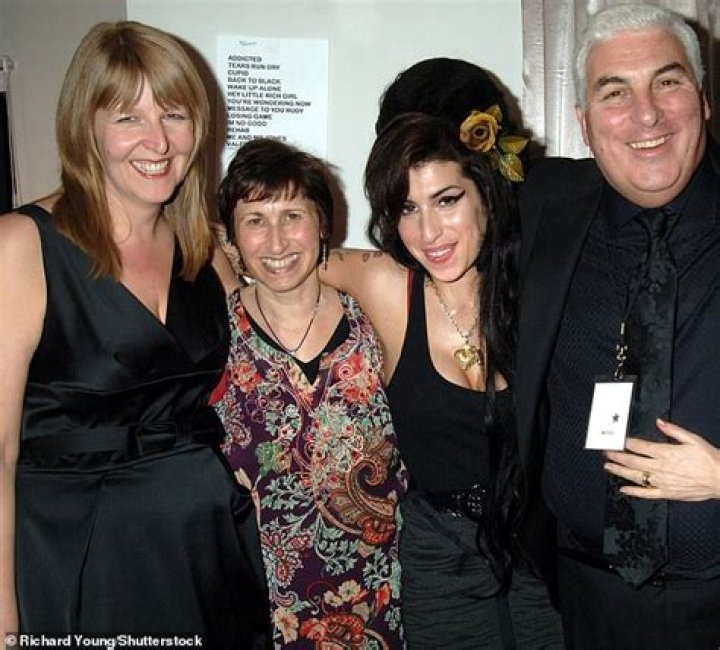 	Amy Winehouse’s dad thinks someone spiked her drink, causing seizure	