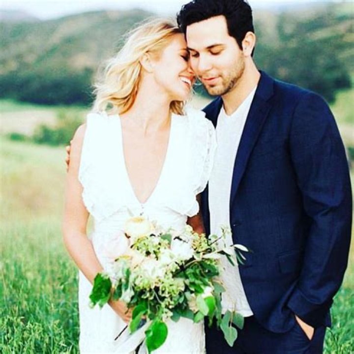 	Anna Camp and Skylar Astin are aca-engaged: cute couple?	