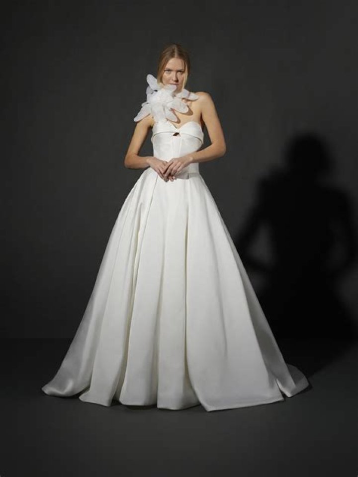 Ariana Grande reveals her Vera Wang wedding gown: classic, simple & lovely?