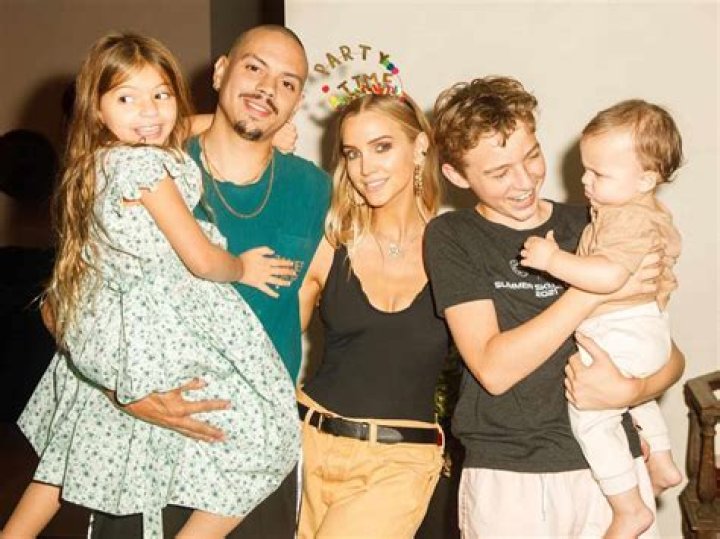 Ashlee Simpson says her sister Jessica always talks about wanting a baby