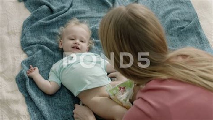 Ashley Graham changed her baby’s diaper on the floor at a Staples: ok or not ok?