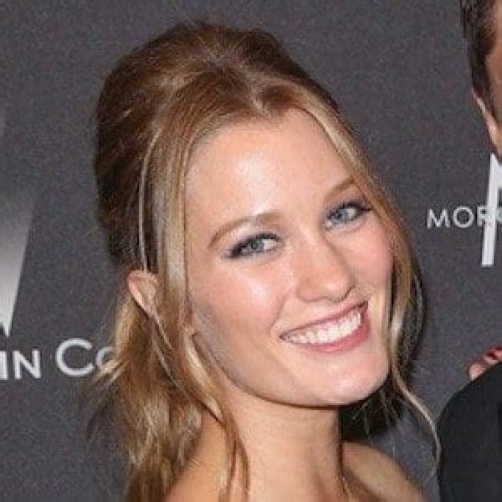 Ashley Hinshaw Bio (Wiki) 