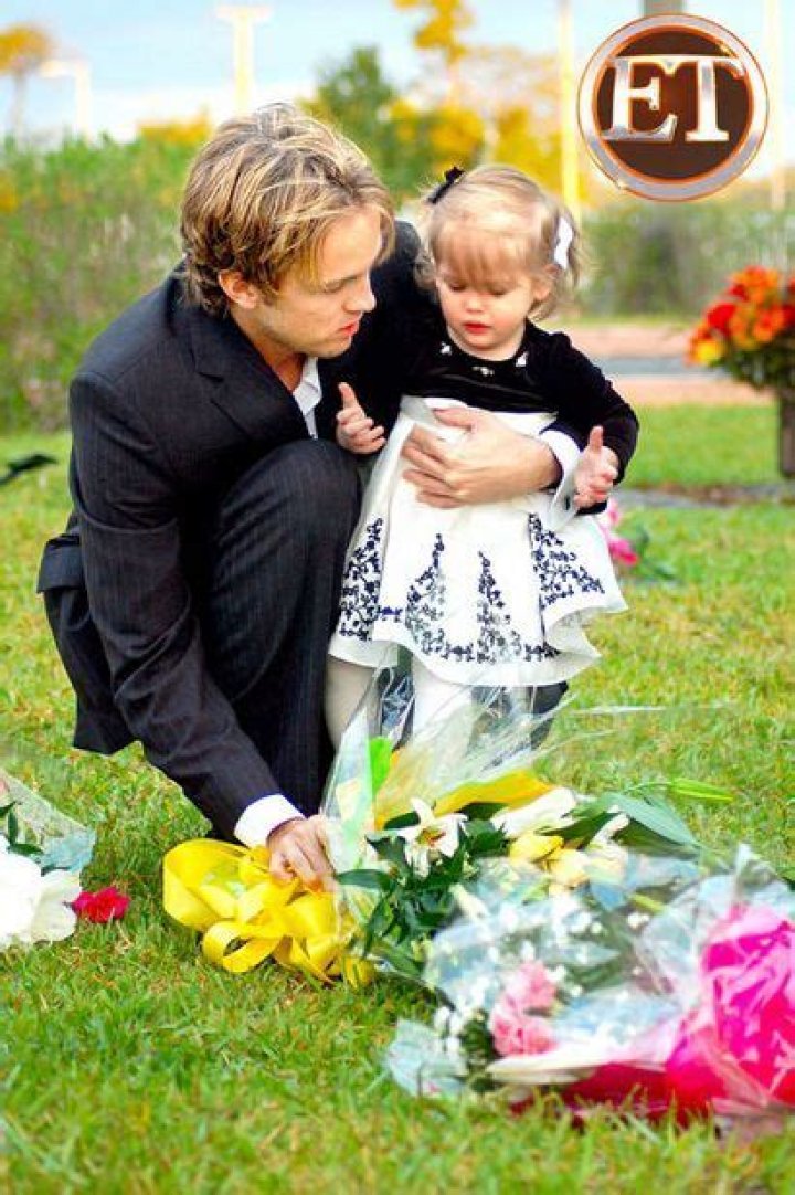 	Baby Dannielynn visits her mother Anna Nicole’s grave, whispers “Momma”	