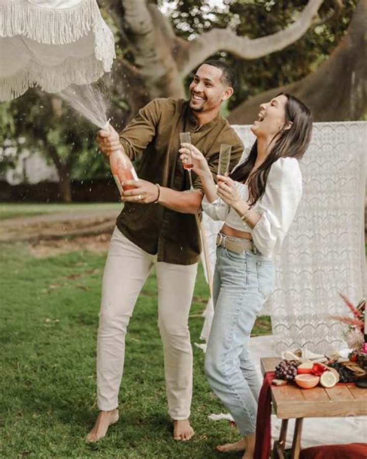 Bachelor Nation’s Becca Kufrin and Thomas Jacobs Are Engaged!