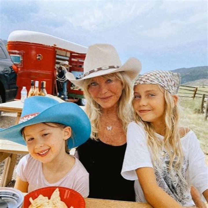 Bill Hudson calls out Goldie Hawn & daughter Kate as twin slutty maneaters
