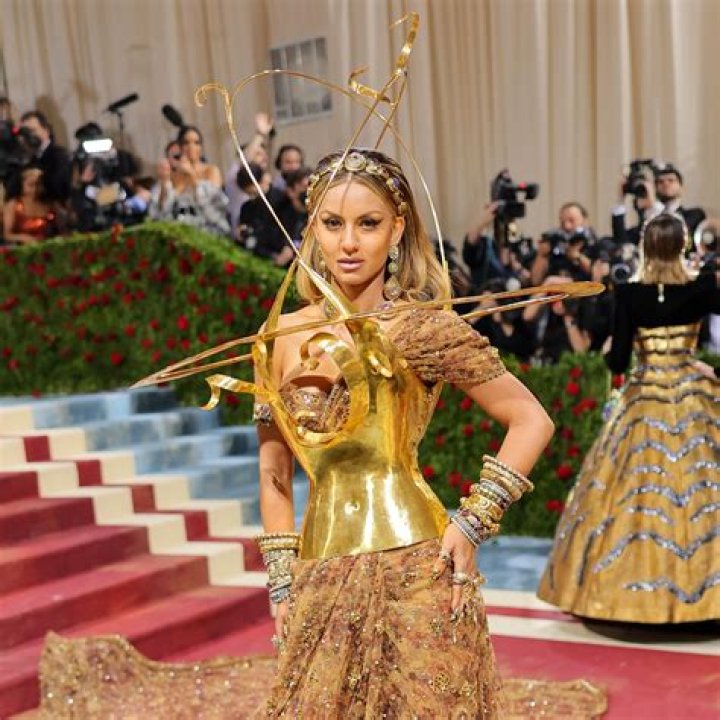 bitchy | Eiza Gonzalez heads to the MET Gala