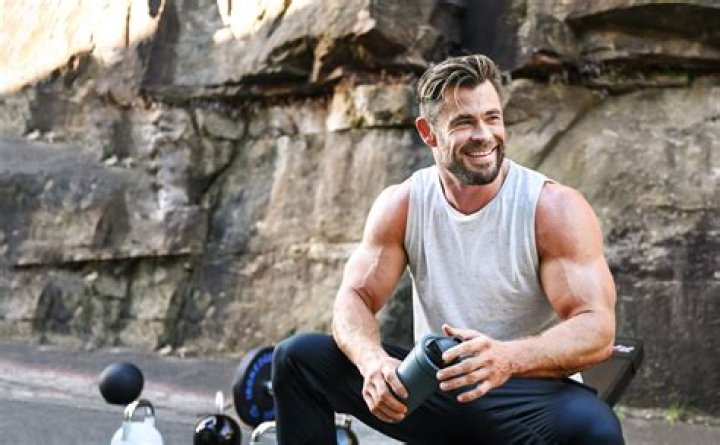 bitchy | Justin Theroux shows off his muscular arms after working out in NYC