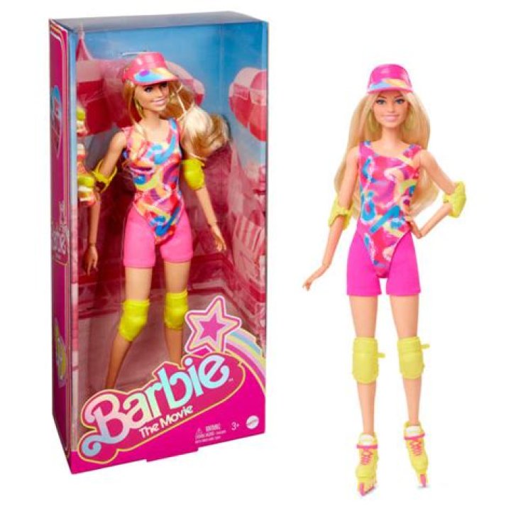 bitchy | Ryan Gosling And Margot Robbie Rollerblade On Barbie Movie Set