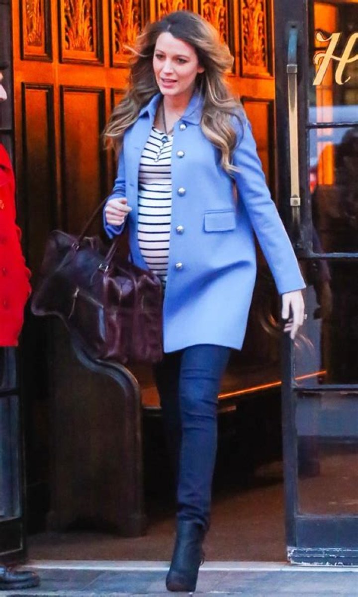 Blake Lively stopped dyeing her hair completely while pregnant: no big deal?