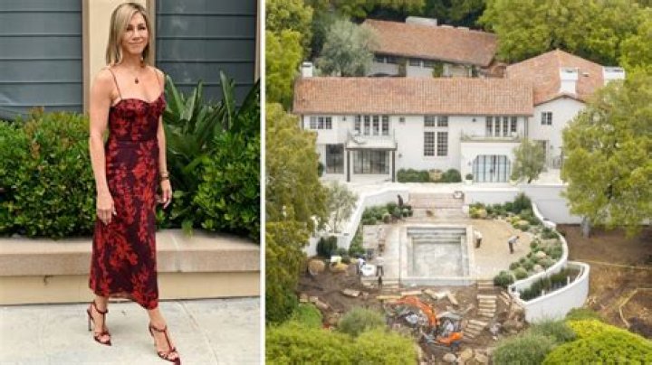 Brad Pitt sent a birthday gift to Jennifer Aniston’s house before her b-day party