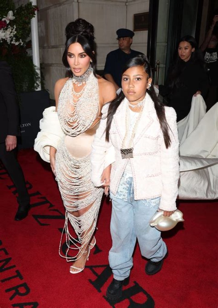 Cele|bitchy | FFN_Kardashian_Kim_FF8FF9_121914_51611415