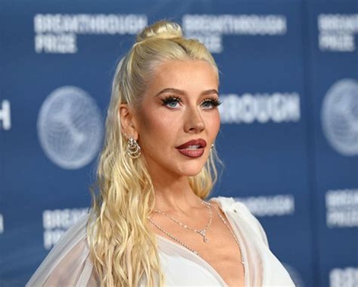 Christina Aguilera looks really different now, right? What did she do?