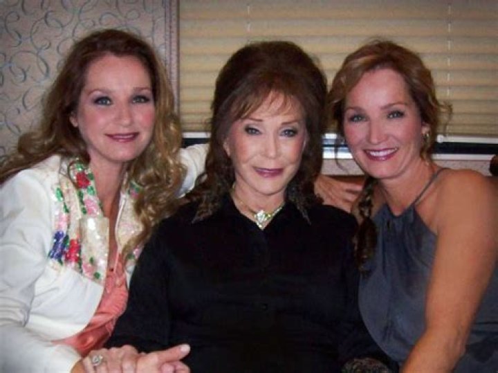 Crystal Gayle Siblings: Loretta Lynn, Peggy Sue, Herman Webb, Jay Lee Webb, Betty Ruth Webb, Donald Webb, Melvin Webb Jr.