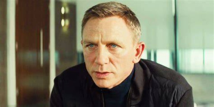 Daniel Craig: “Politicians are s–theads, they’ll stab you in the f–king back”