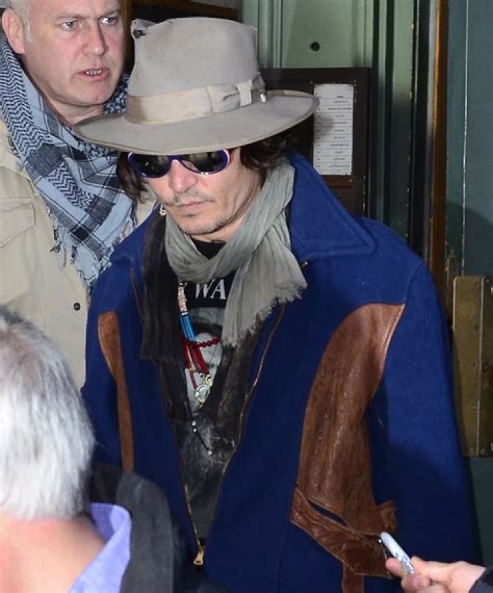Did Johnny Depp sneak out of Ashley Olsen’s apartment after a hookup?
