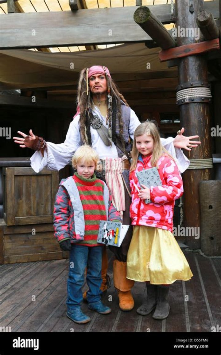 Disneyland fires all Jack Sparrow actors – due to female flashers?