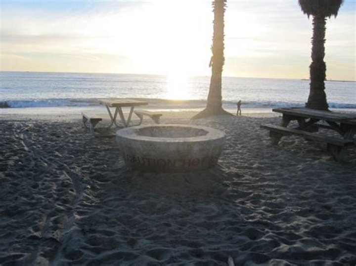 Does Doheny State Beach have fire pits?