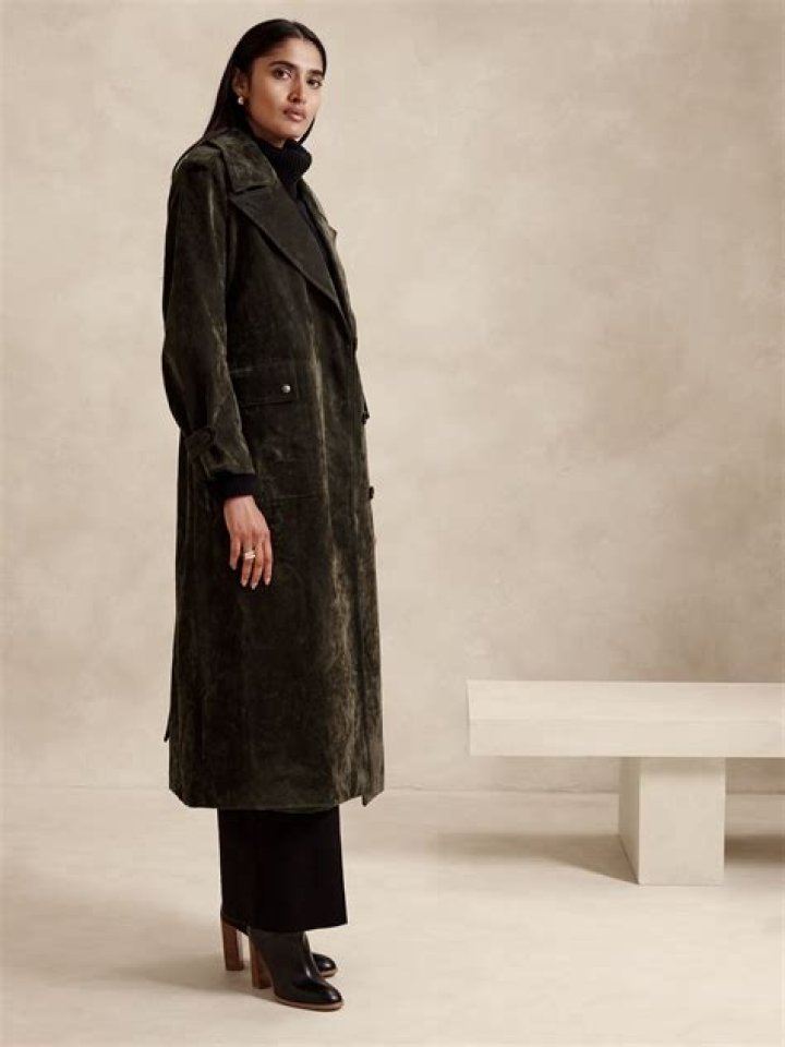 Duchess Meghan wore a camel Banana Republic trench-dress in Johannesburg