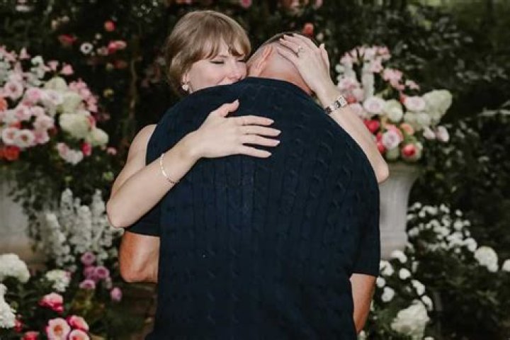 E! News: Taylor Swift did not get a boob job, she has ‘always liked her breasts’