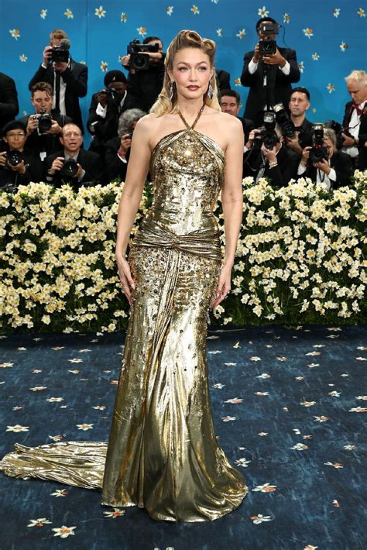 	Elizabeth Debicki in Dior at the Met Gala: gold princess?	