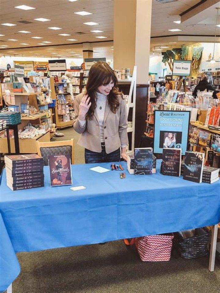 Fans not allow to talk to Olsen twins, must follow 9 rules at book signing