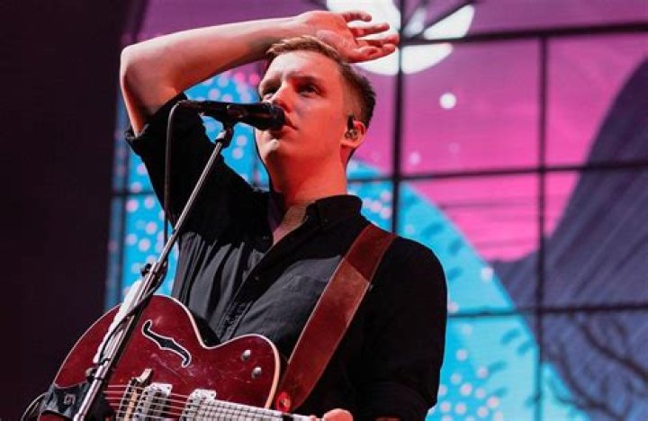 George Ezra has split from girlfriend Florrie!