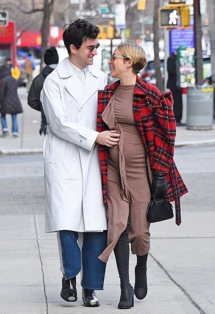 Hollywood Celebrity Expecting Babies In 2020 !! This Years Many Celebrities Are Lightening