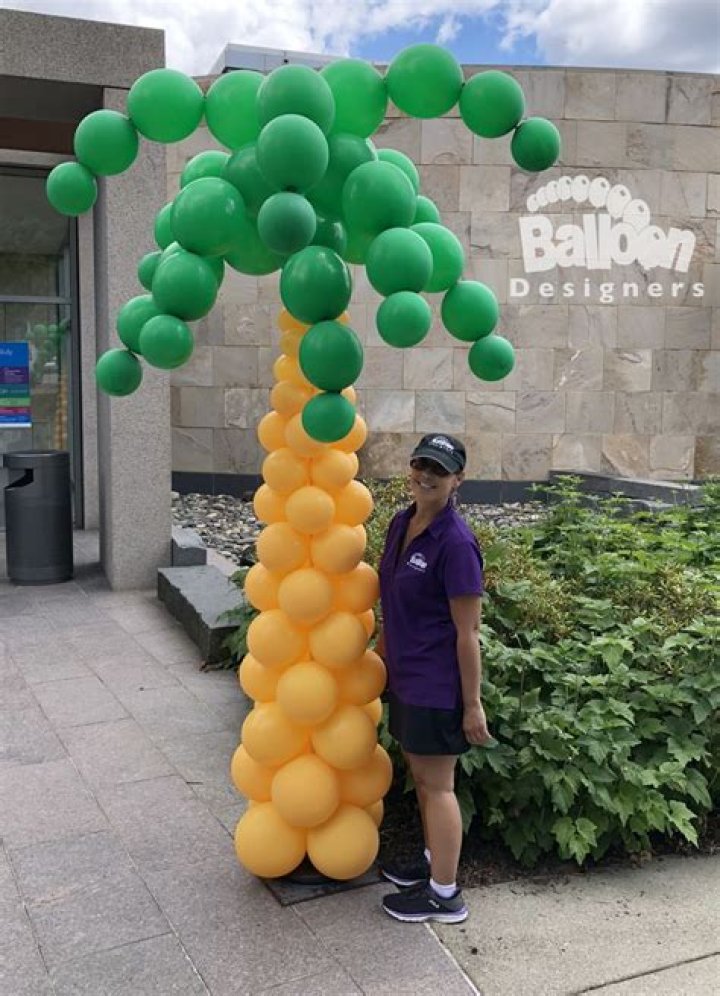How do you make a balloon palm tree?