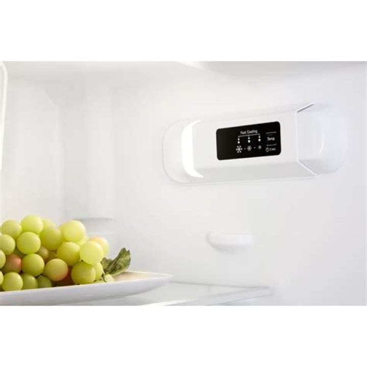 How do you set the temperature on a Hotpoint fridge freezer?