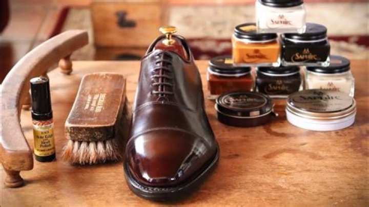 How do you shine shoes with olive oil?