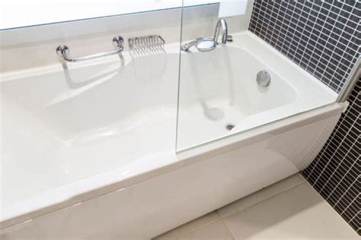 How do you unfreeze a frozen bathtub?