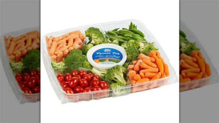 How many does a Costco veggie tray feed?