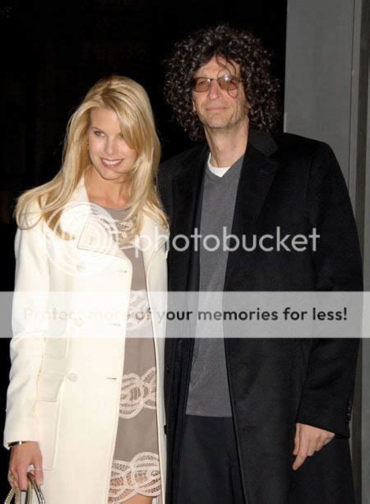 Howard Stern marries longterm girlfriend Beth Ostrosky