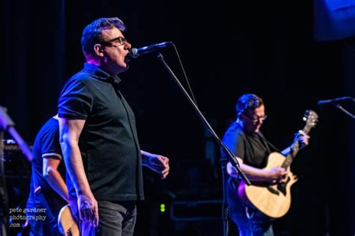 Hugh Laurie sings live in concert