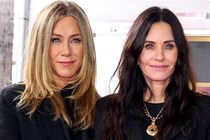 Is Courteney Cox upset that Jennifer Aniston shaded her in an interview?
