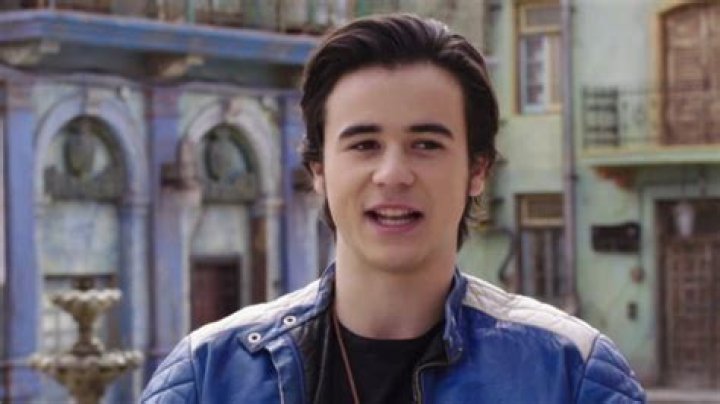 Is he married? Find out his girlfriend, gay, parents, networth