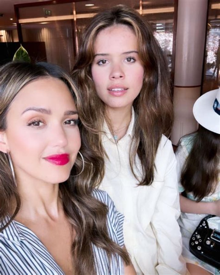 Is Jessica Alba lesbian?