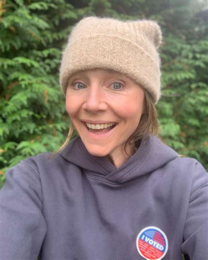 Is Sarah Chalke a lesbian?