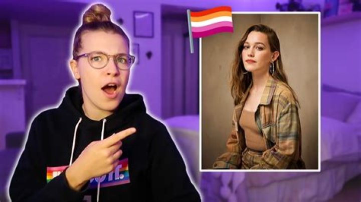 Is Victoria Pedretti a lesbian?