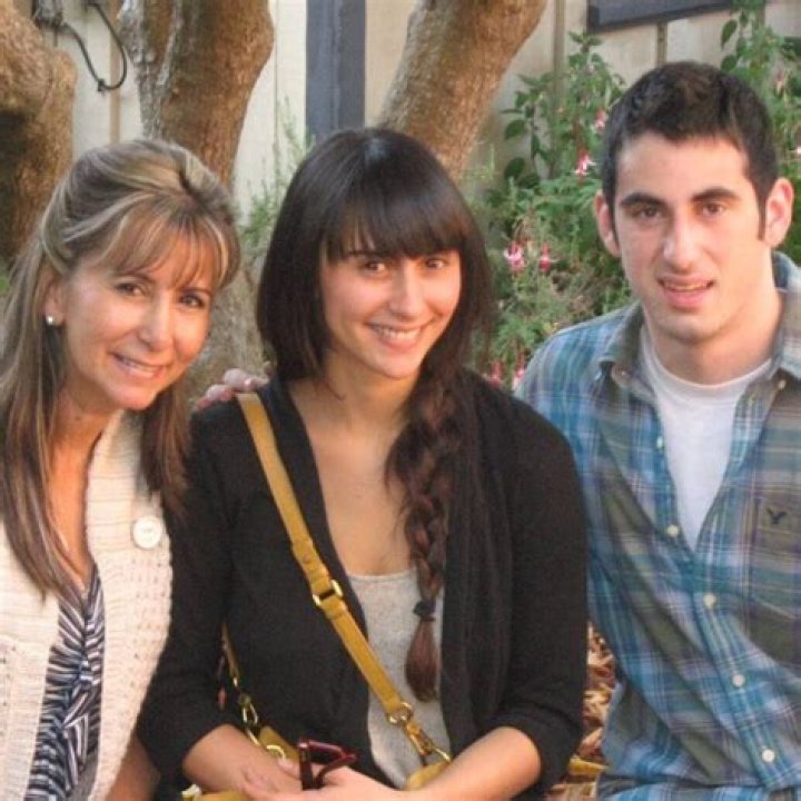 Itzan Escamilla - Age, Family, Bio