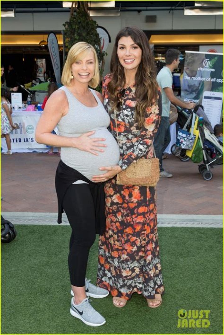 Jaime Pressly, Pregnant (Twins Boys) with Boyfriend Hamzi Hijazi! Debuts Baby Bump With ‘Mom’ Costar Allison Janney in sweet Photo!!