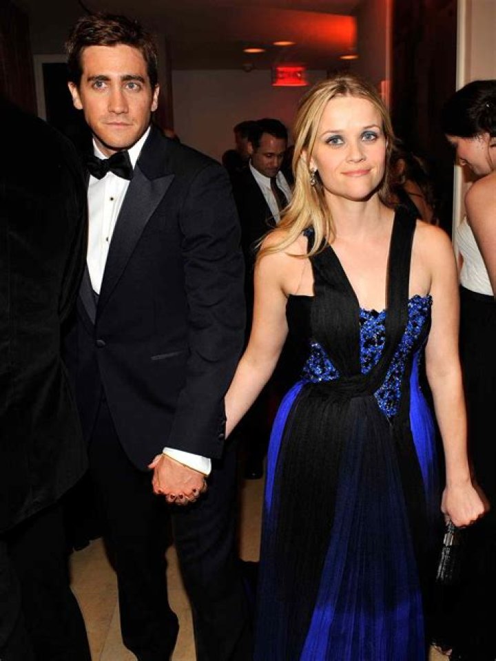 Jake Gyllenhaal buys Reese Witherspoon a 3k necklace, Wiis for her kids