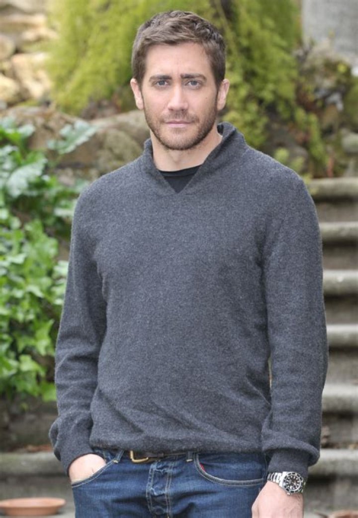 Jake Gyllenhaal is cuddlefesting 22-year-old Jessica Lowndes
