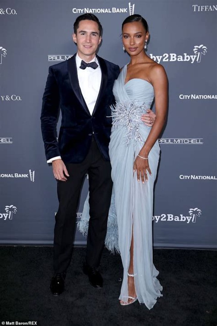 Jasmine Tookes, Victoria’s Secret Angel is engaged to boyfriend Juan David Borrero!